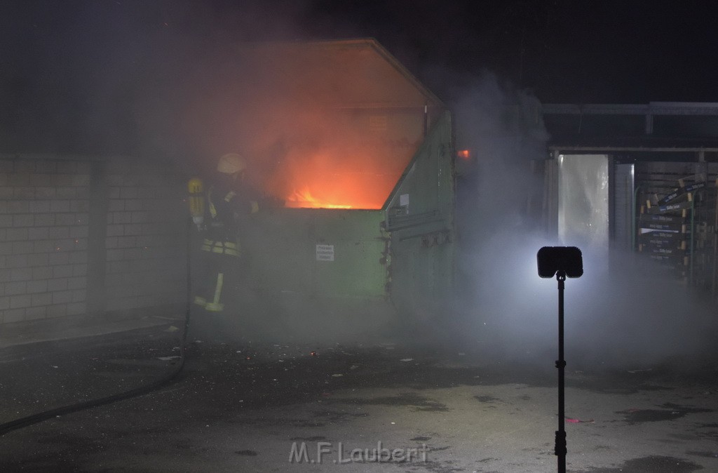 Feuer Papp Presscontainer Koeln Hoehenberg Bochumerstr P079.JPG - Miklos Laubert